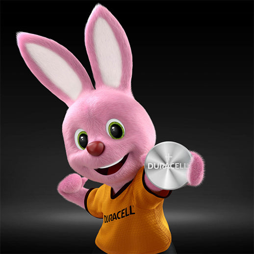 Mascotte Duracell con batteria a bottone 3V al litio in mano